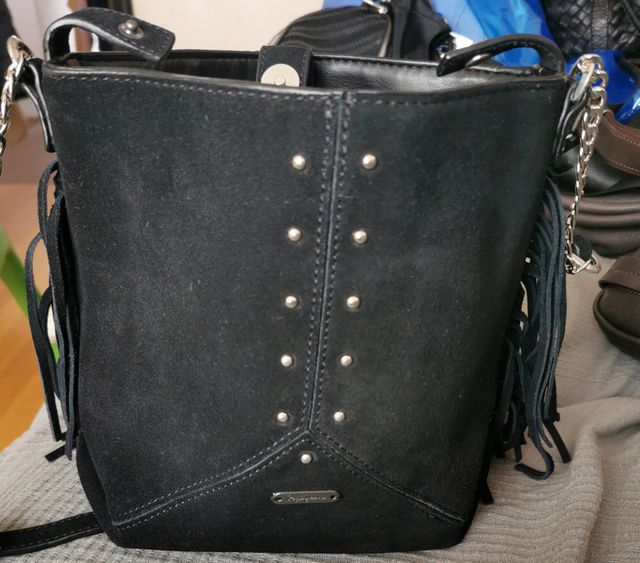 Borsa a tracolla in pelle scamosciata con frange, borchie e tasca interna