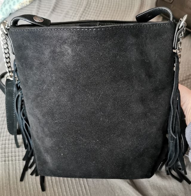 Borsa a tracolla in pelle scamosciata con frange, borchie e tasca interna