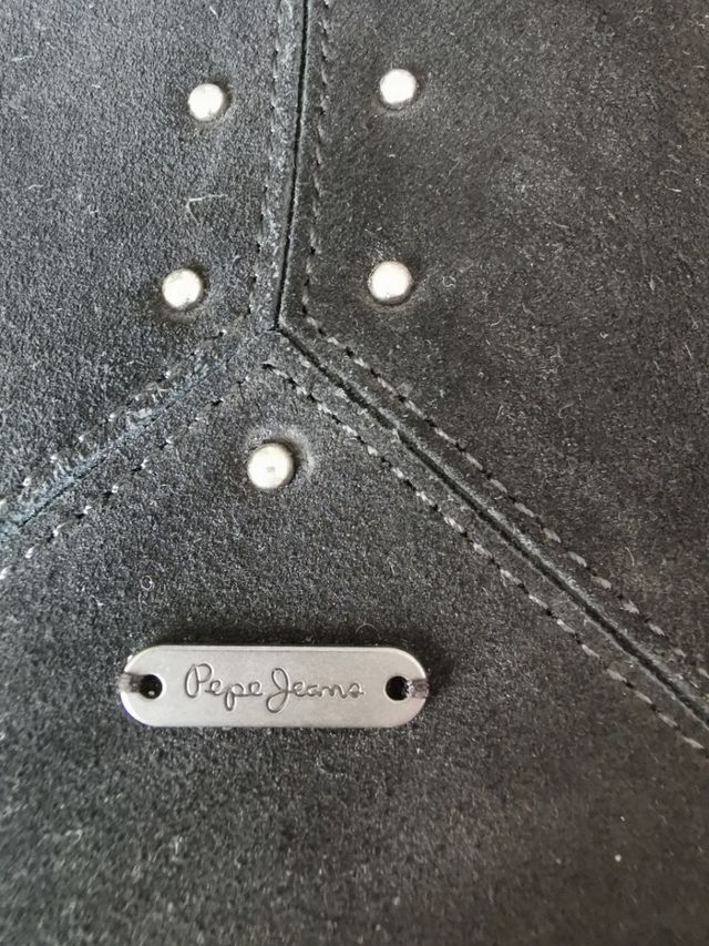 Borsa a tracolla in pelle scamosciata con frange, borchie e tasca interna