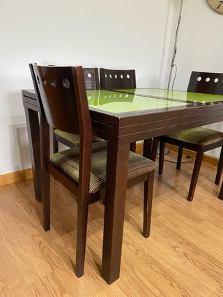 Mesa y sillas de comedor