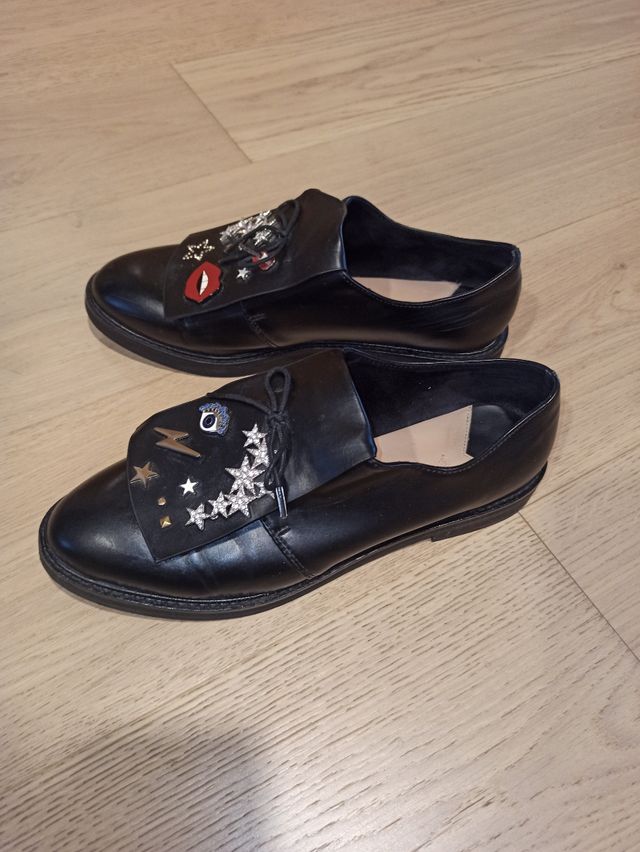 Zapatos con tachuelas