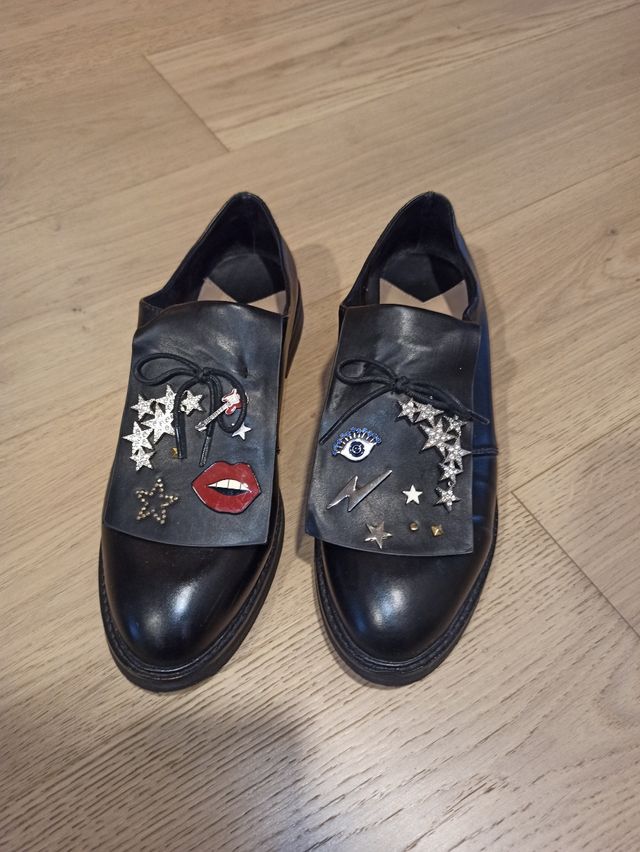 Zapatos con tachuelas