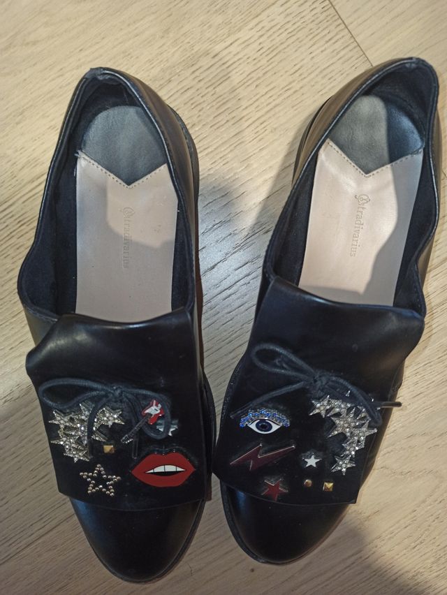 Zapatos con tachuelas