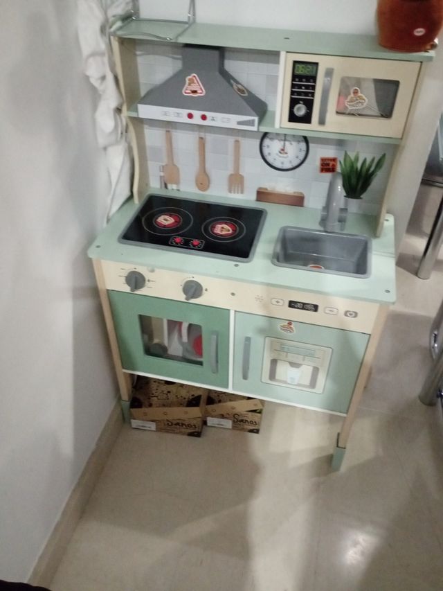 Cocinita con cacharros ingluidos