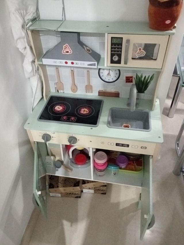 Cocinita con cacharros ingluidos