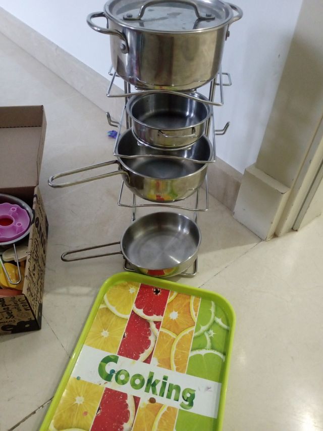 Cocinita con cacharros ingluidos