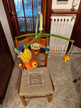 Cavalluccio e costruzioni in legno, tappeto....