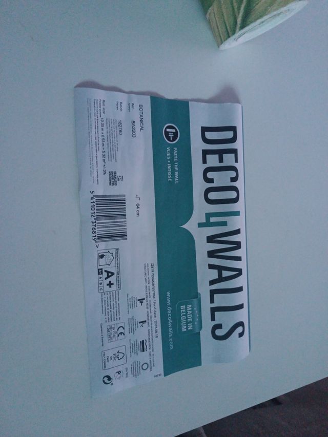 Papel pintado "botanical" con loros etc