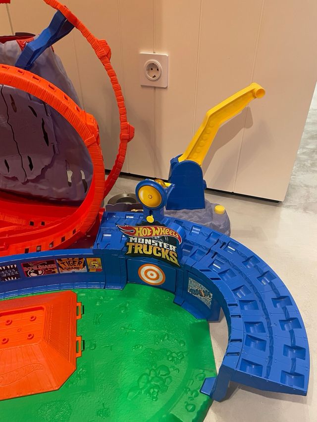 Hot Wheels Monster Trucks Volcano con scatola