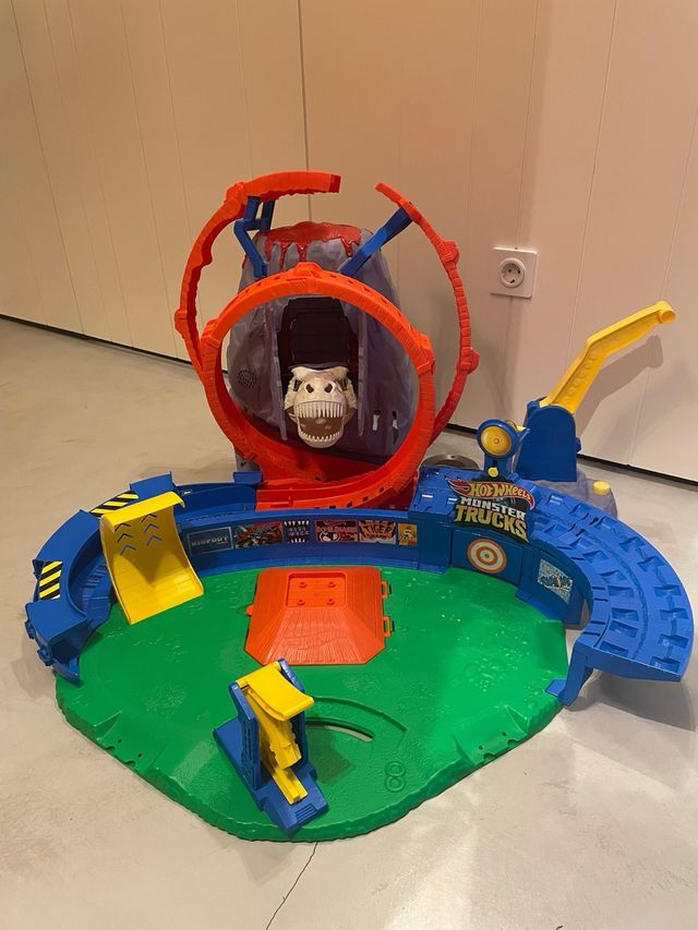 Hot Wheels Monster Trucks Volcano con scatola