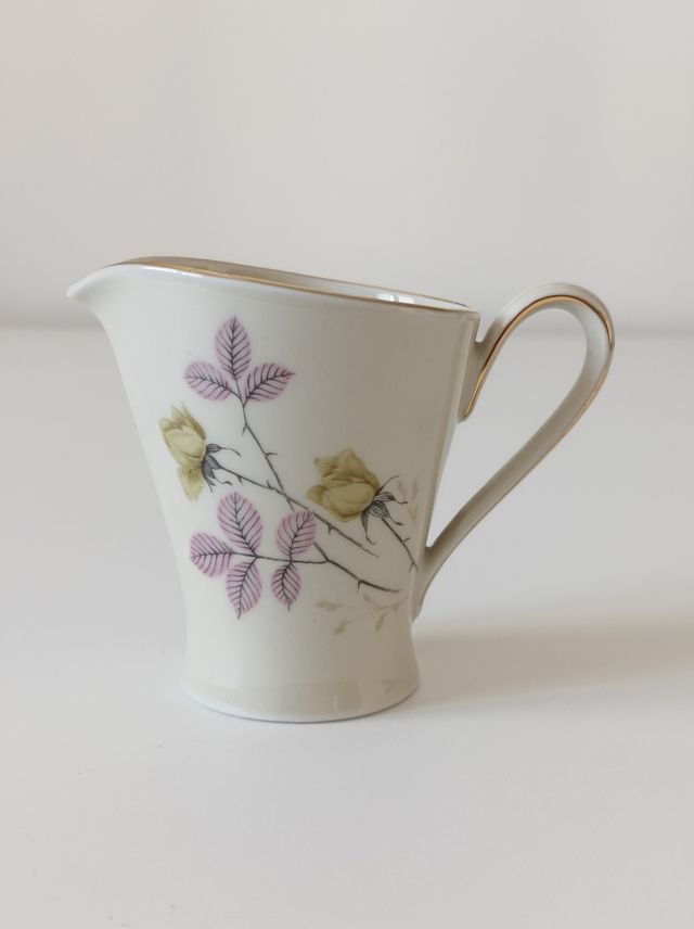 Lattiera vintage in porcellana