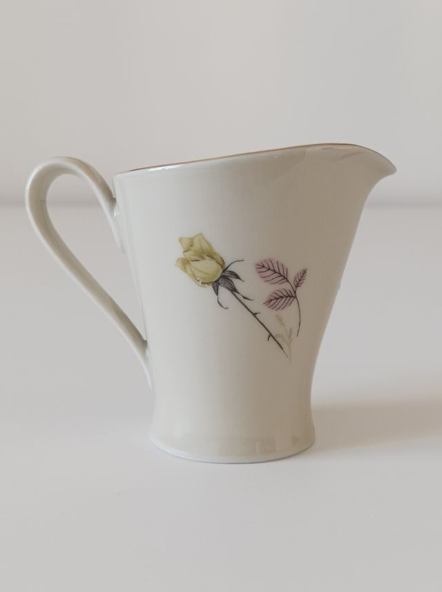 Lattiera vintage in porcellana