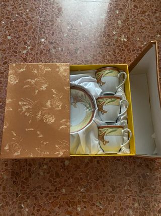 Juego de cafes de porcelana fina. 