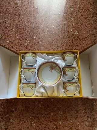Juego de cafes de porcelana fina. 