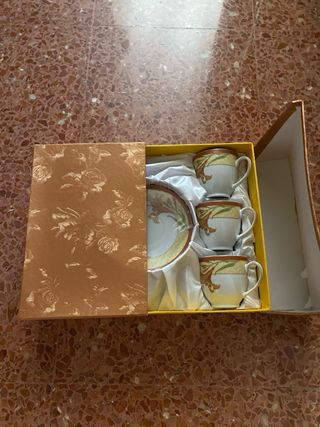 Juego de cafes de porcelana fina. 