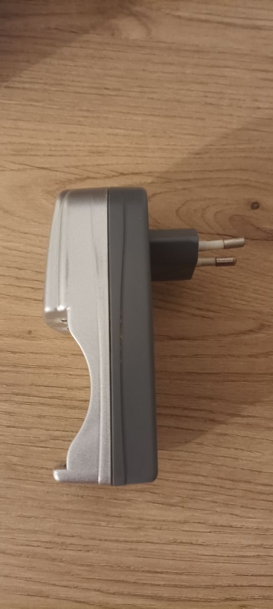 Cargador baterías AA y AAA