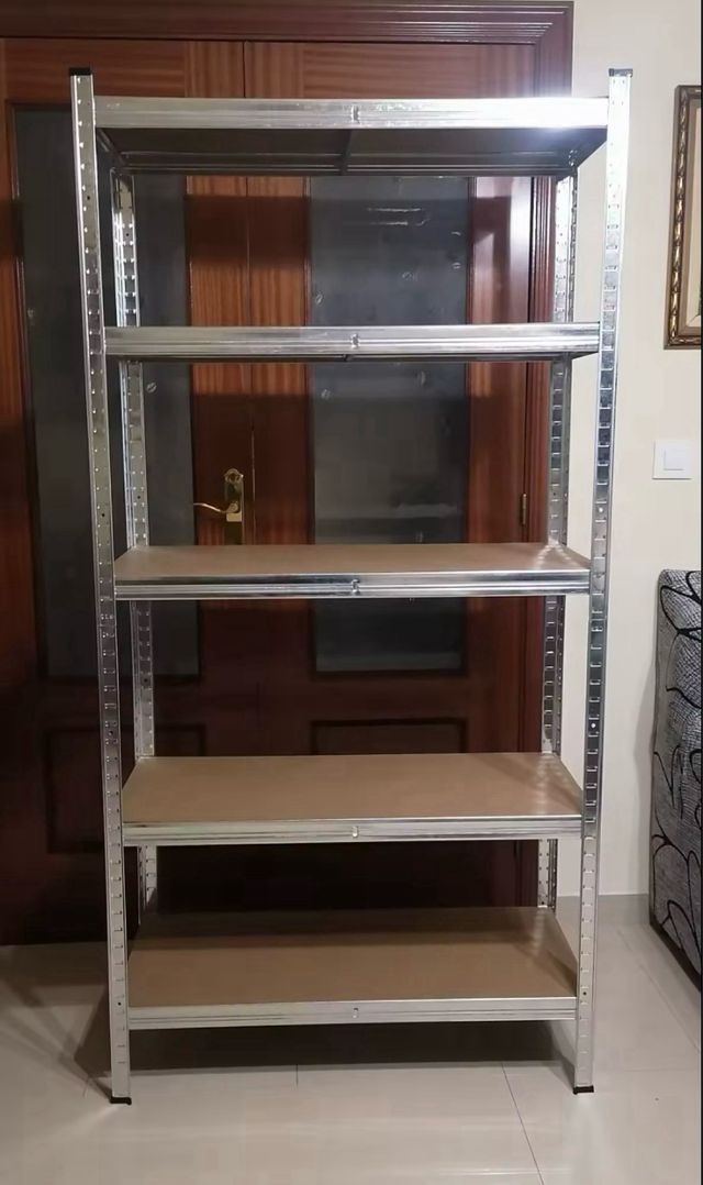 2 ripiani zincati con 5 ripiani. Nuovo.