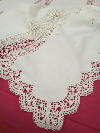 Colcha de bolillos y lino bordada todo amano
