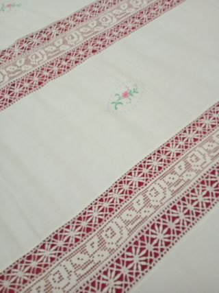 Colcha de bolillos y lino bordada todo amano