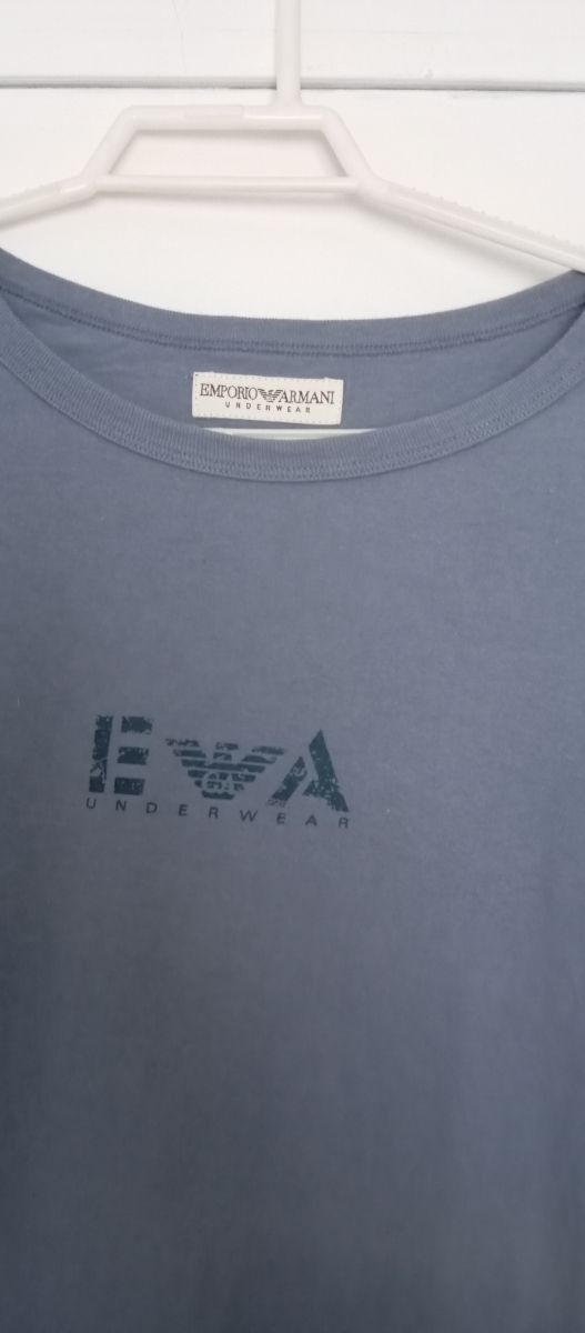 Camiseta mujer azul. Marca Emporio Armani.