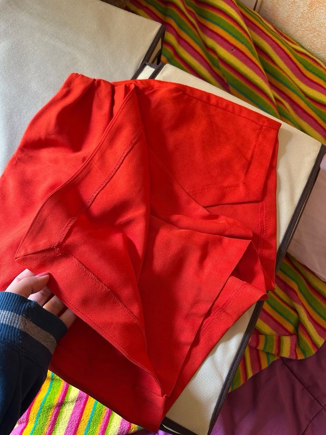 Falda/pantalón rojo Bershka