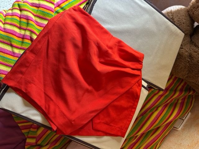 Falda/pantalón rojo Bershka