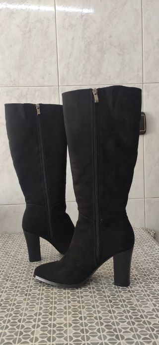 Botas negras altas de ante tacon
