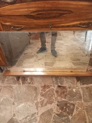 Comò in legno antichissimo