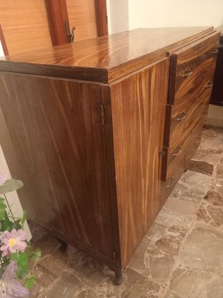 Comò in legno antichissimo