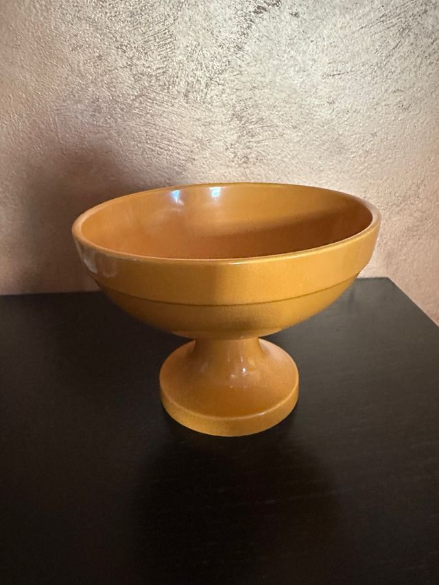 Ciotola a piedistallo in ceramica