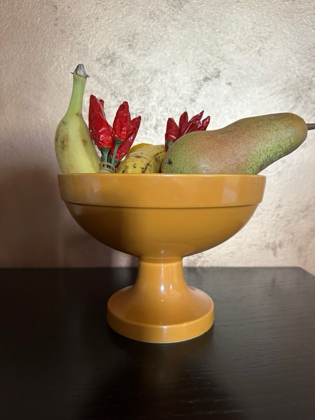 Ciotola a piedistallo in ceramica