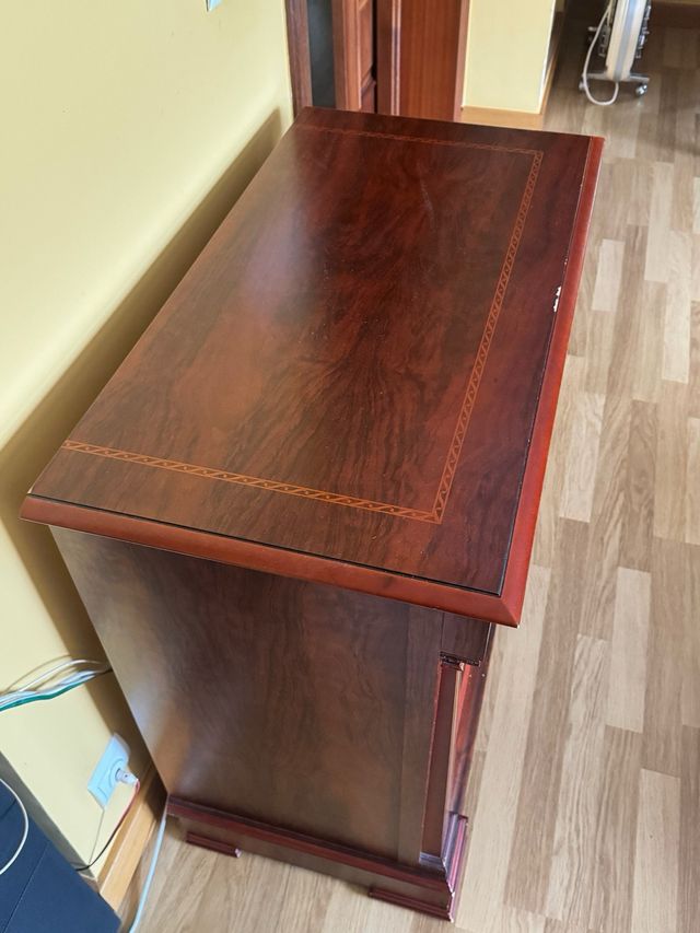 Mueble de TV de madera de caoba