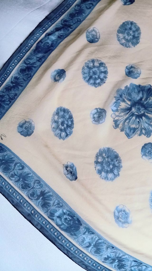Foulard di seta con stampa a rosette archi