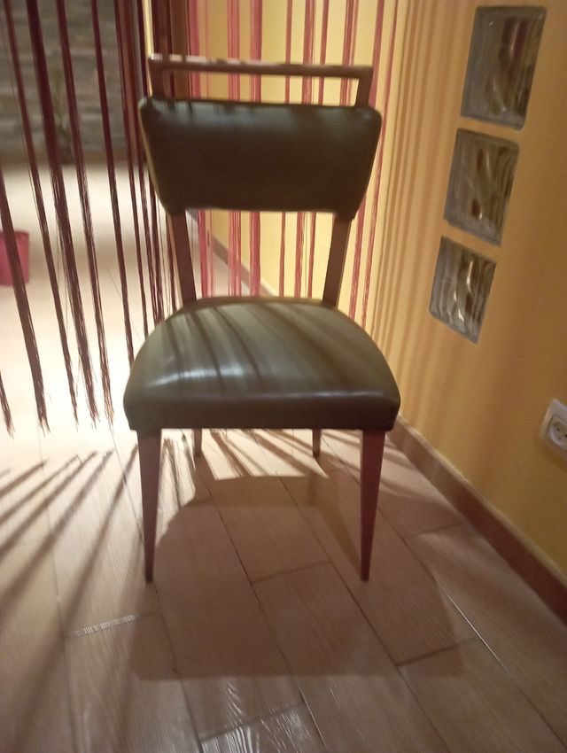 Mesa comedor con 4 sillas y 1 butacon