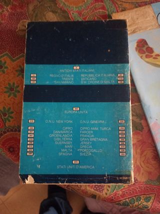 Vecchio catalogo di francobolli 