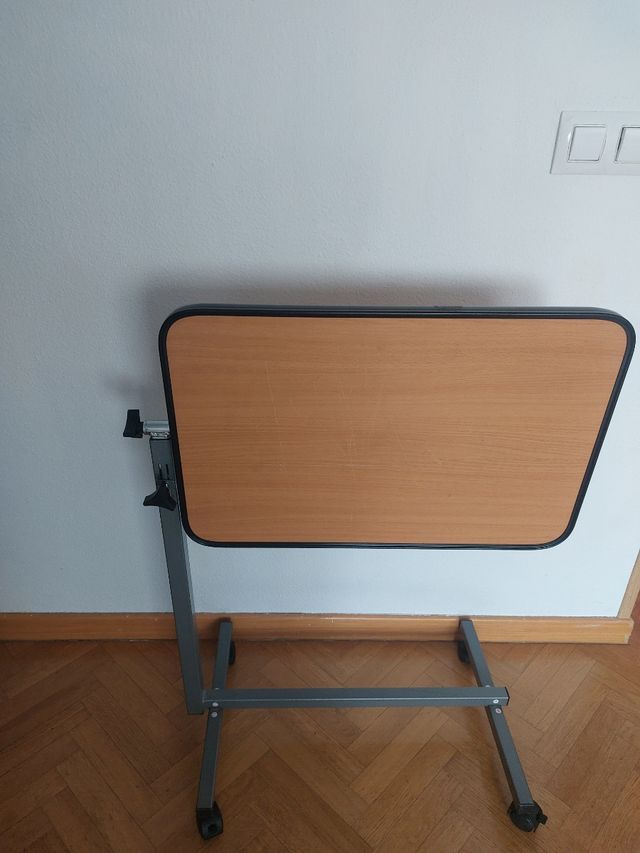 Mesita auxiliar con ruedas