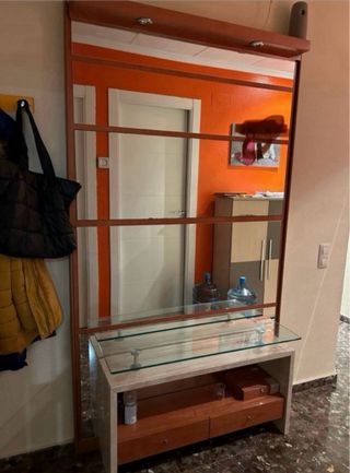 Mueble de entradita de madera mármol y cristal