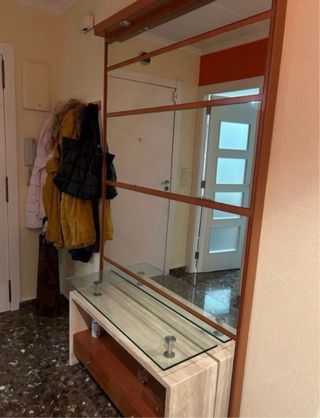 Mueble de entradita de madera mármol y cristal