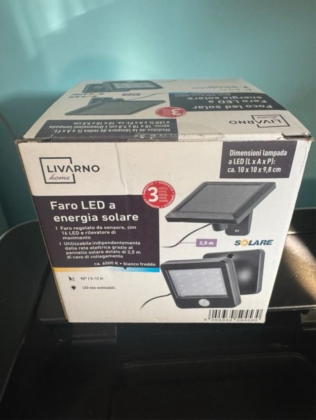 Faro led a energia solare