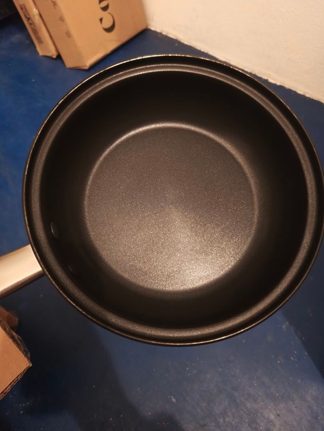 Dos sartenes sin estrenar