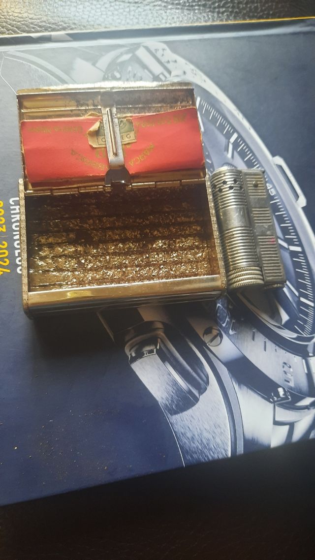 Accendino e scatola porta Tabacco vintag