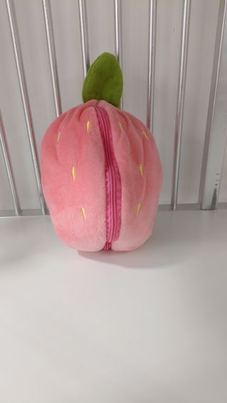 Peluche muñeco conejo fresa con cierre 