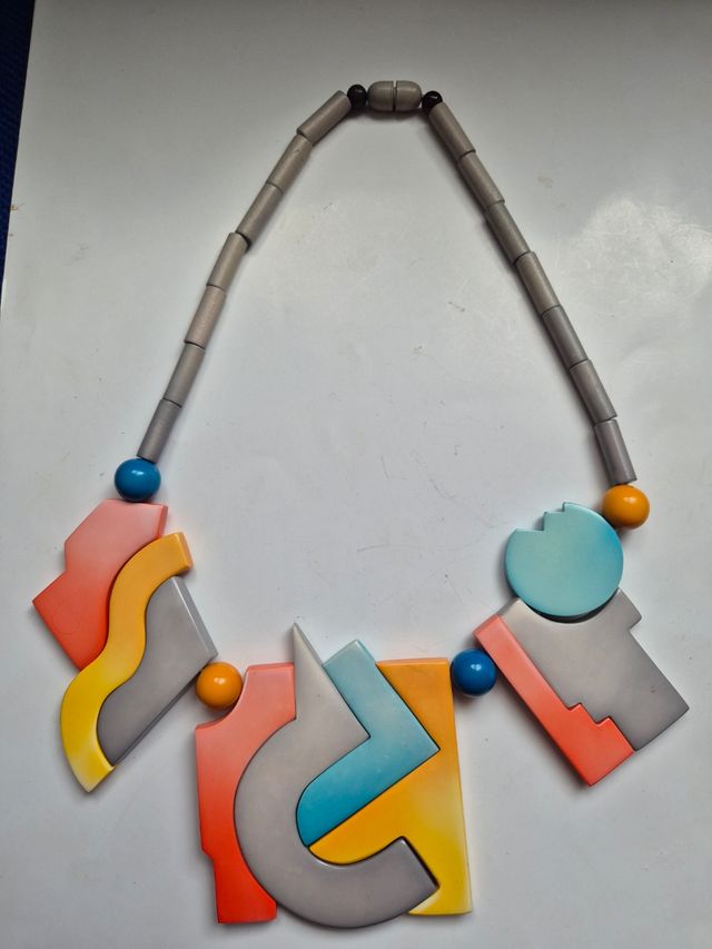 Gargantilla estilo Memphis.  París.