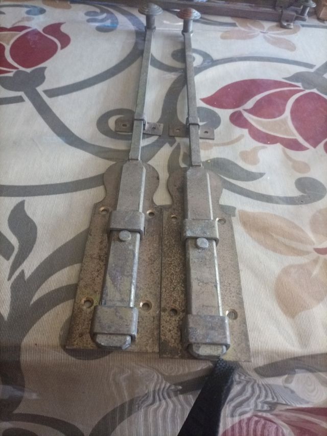 Serrojos de metal sincados