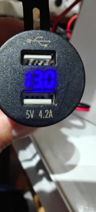 Cargador de coche moto barco USB con voltimetro