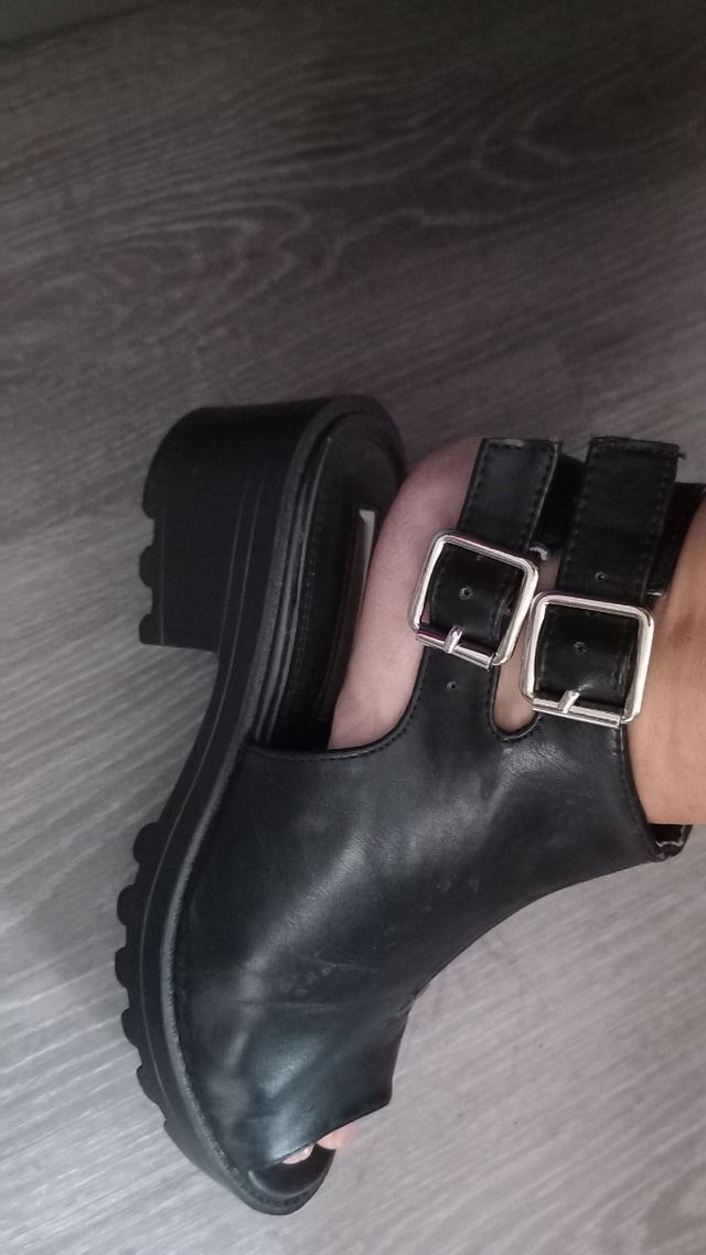 Zapato abierto abotinado