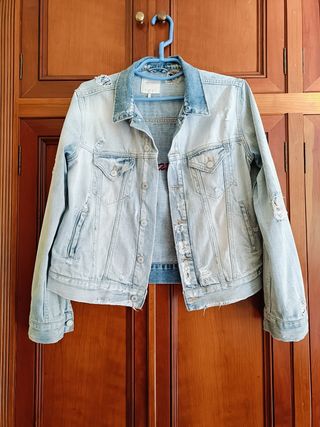 Cazadora vaquera con "rotos"Zara