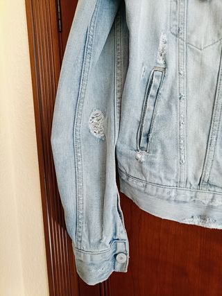 Cazadora vaquera con "rotos"Zara