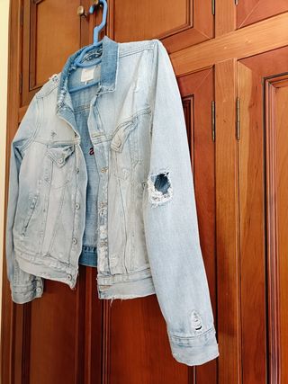 Cazadora vaquera con "rotos"Zara