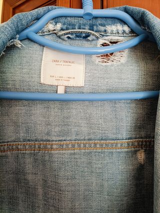 Cazadora vaquera con "rotos"Zara